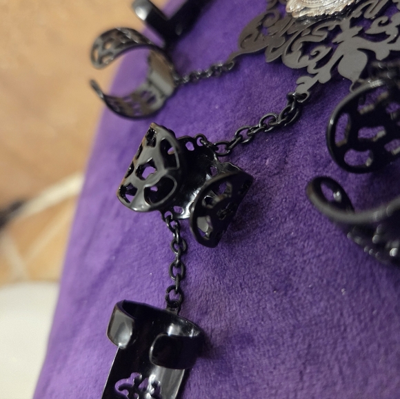 🖤 Gothic Hand Jewelry - Picture 6 of 6
